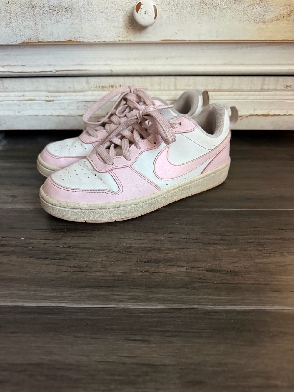 Nike Kids Low-Top Sneakers in Pink and White